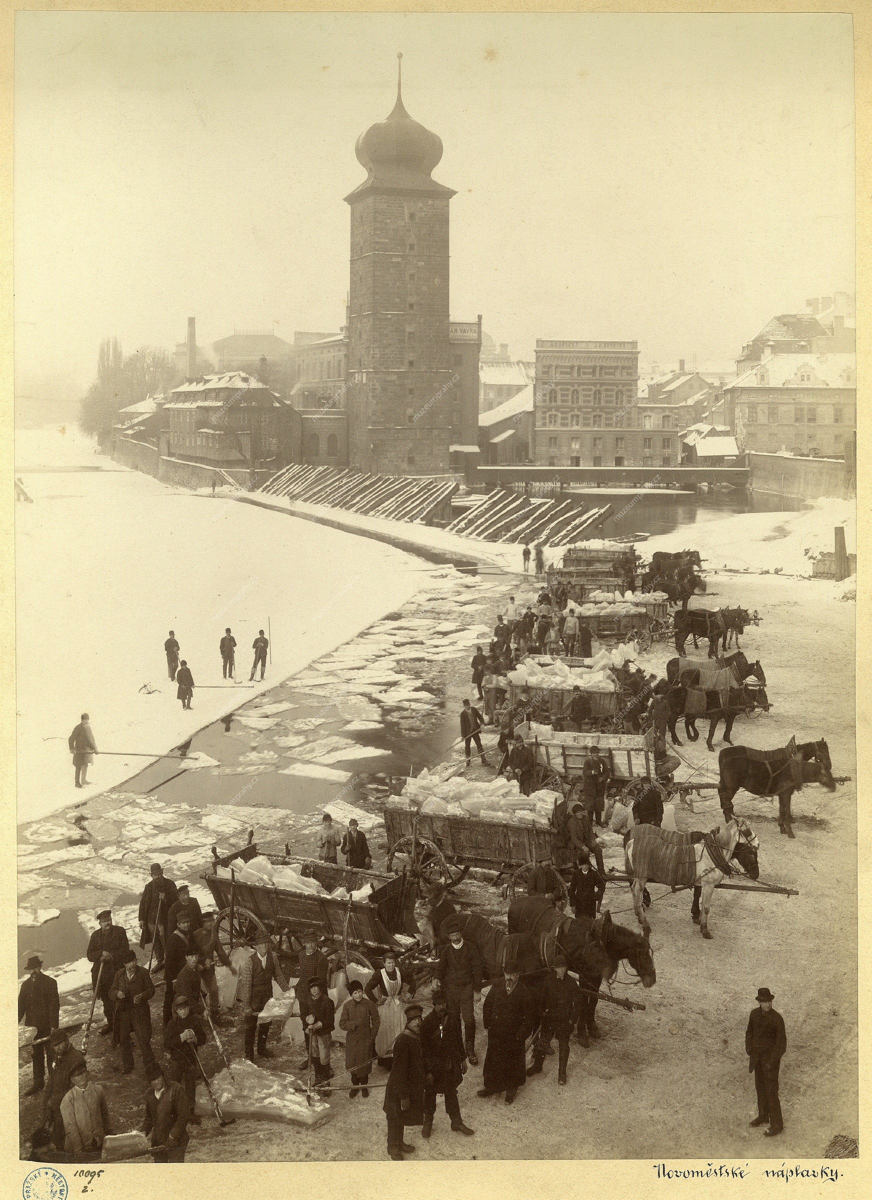 Ledování u Šítkovských mlýnů kolem roku 1900, foto Jindřich Eckert