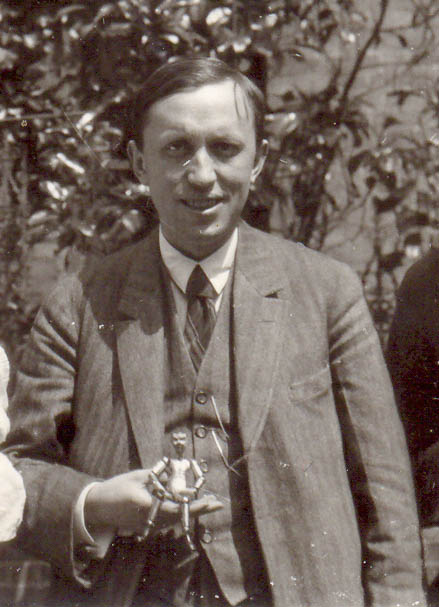 Karel Čapek s figurkou robota
